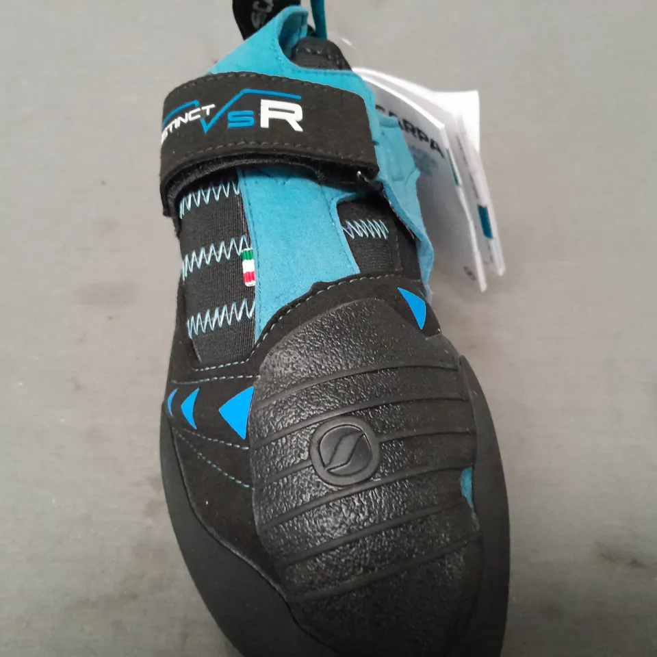 BOXED PAIR OF SCARPA INSTINCT VSR CLIMBING SHOES IN BLACK/BLUE UK SIZE 7