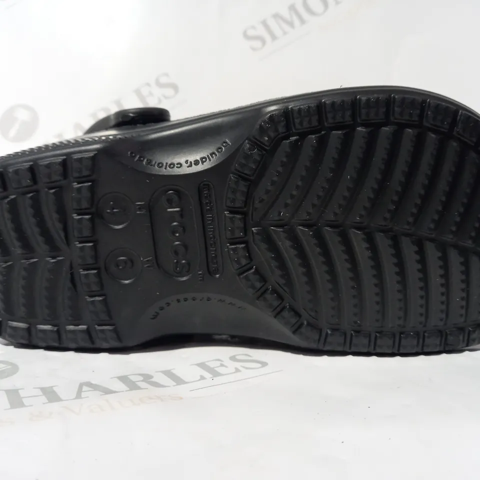 BOXED PAIR OF CROCS BAYA CLOGS IN BLACK SIZE M3/W4