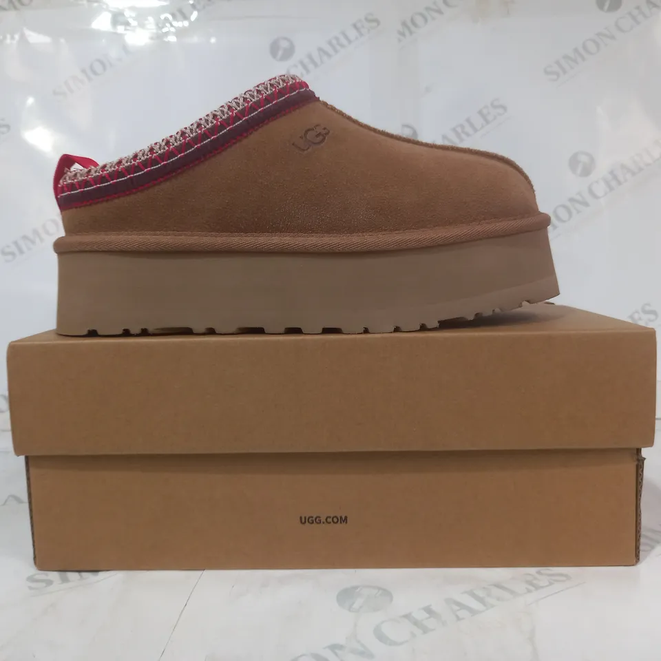 BOXED PAIR OF UGG WTAZZ SHOES IN CHESTNUT UK SIZE 5