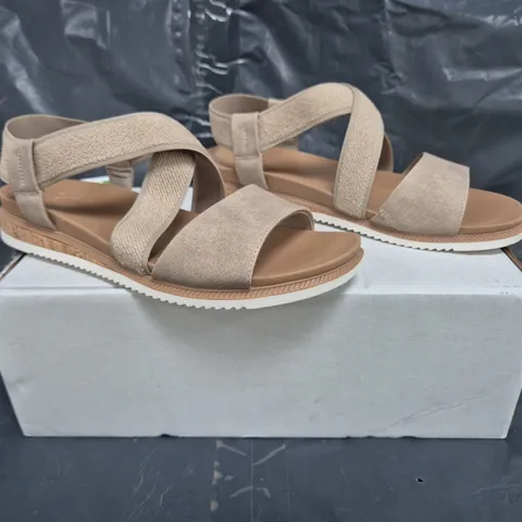 BOXED PAIR OF SKECHERS SANDALS IN TAUPE SIZE 6.5