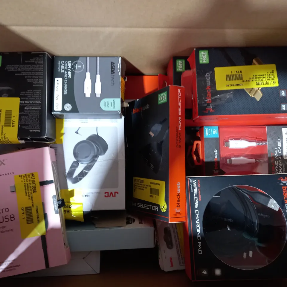 BOX OF APPROXIMATELY 20 ASSORTED ELECTRICAL ITEMS TO INCLUDE MIXX MICRO TO USB CABLE, BLACKWEB 3-WAY HDMI SELECTOR, ASDA TECH SYNC AND CHARGE CABLE, ETC
