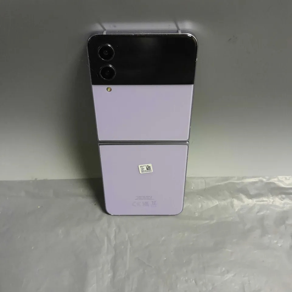SAMSUNG GALAXY Z FLIP 4 IN PURPLE