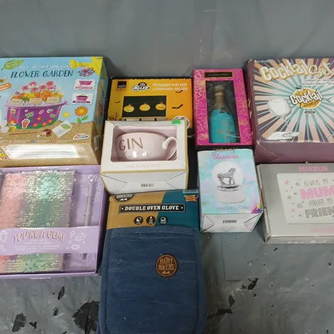 APPROXIMATELY 15 ASSORTED HOUSEHOLD ITEMS TO INCLUDE FLOWER GARDEN, GIN MUG, AND OVEN GLOVES ETC. 