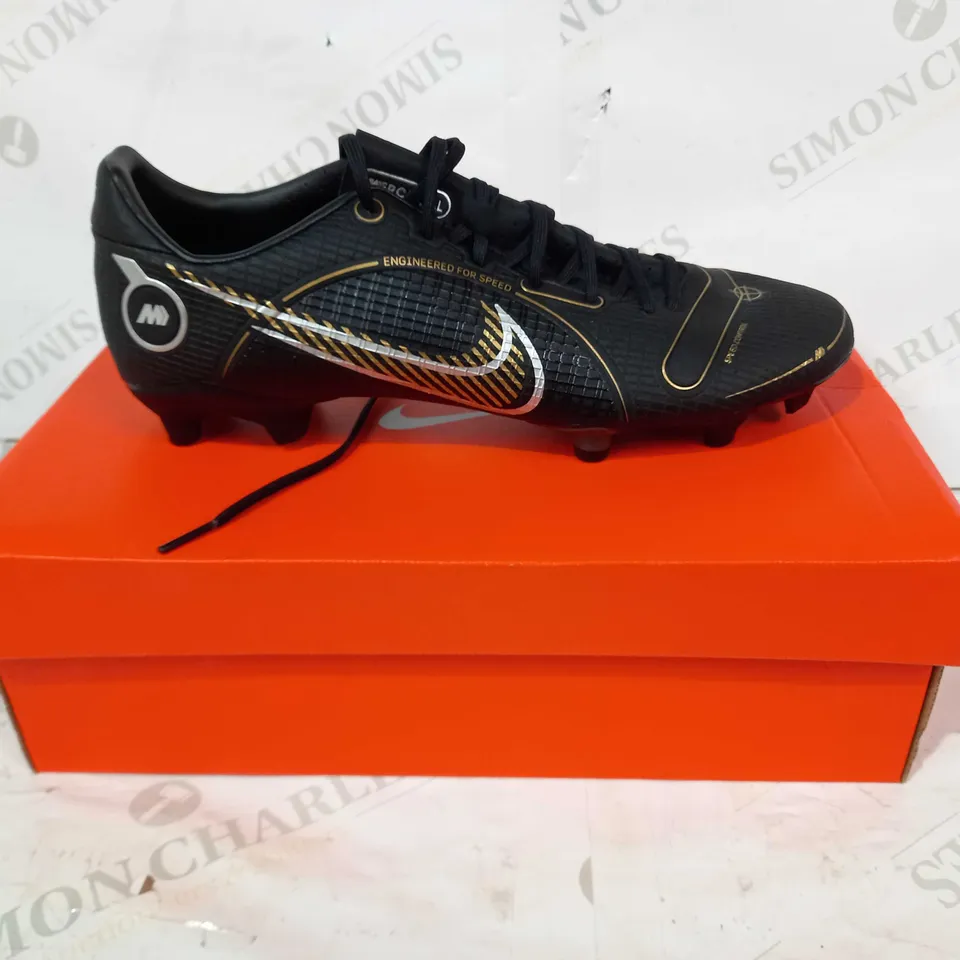 BOXED PAIR OF NIKE VAPOR 14 ACADEMY FOOTBALL BOOTS IN BLACK/GOLD UK SIZE 8