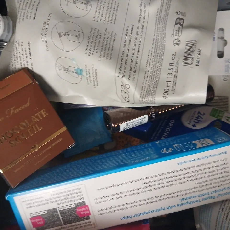APPROXIMATELY 15 ASSORTED COSMETIC ITEMS INCLUDING VARIOUS MAKES AND BRANDS - COLLECTION ONLY