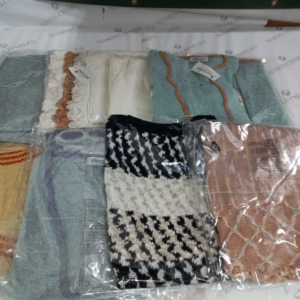 LOT OF 8 ASSORTED KNITWEAR CLOTHING ITEMS - VARIOUS SIZES