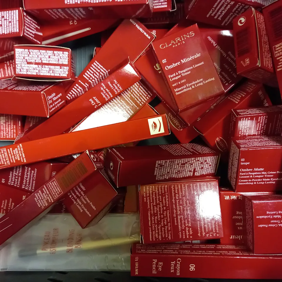 LOT OF APPROXIMATELY 50 CLARINS MAKE-UP ITEMS