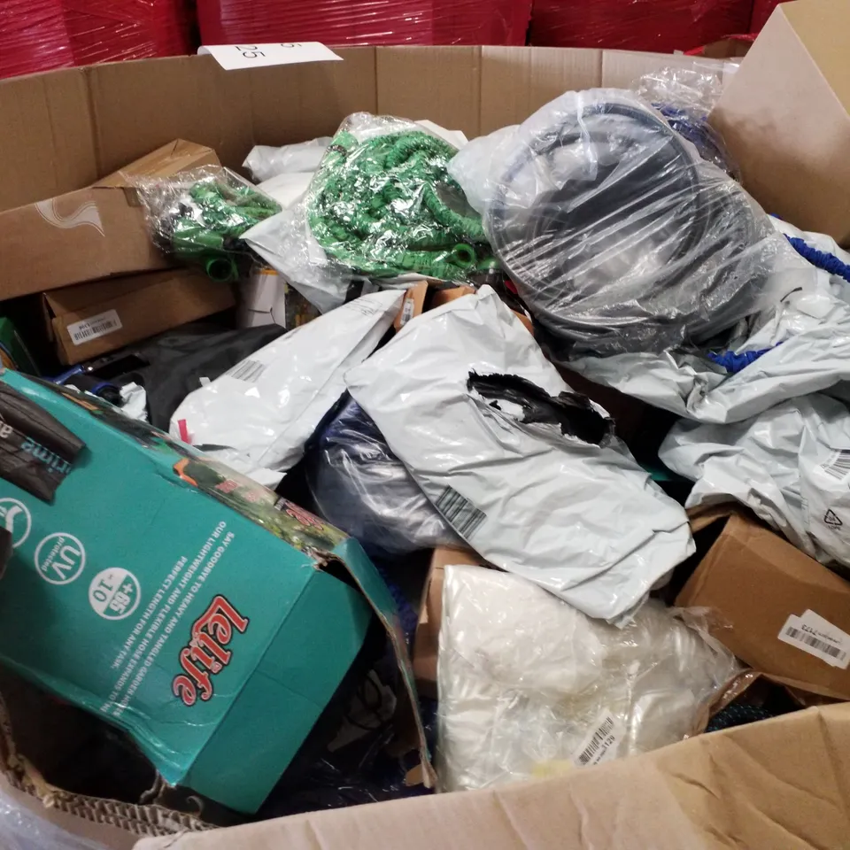 PALLET CONTAINING ASSORTED GARDEN HOSES & INFLATABLES 
