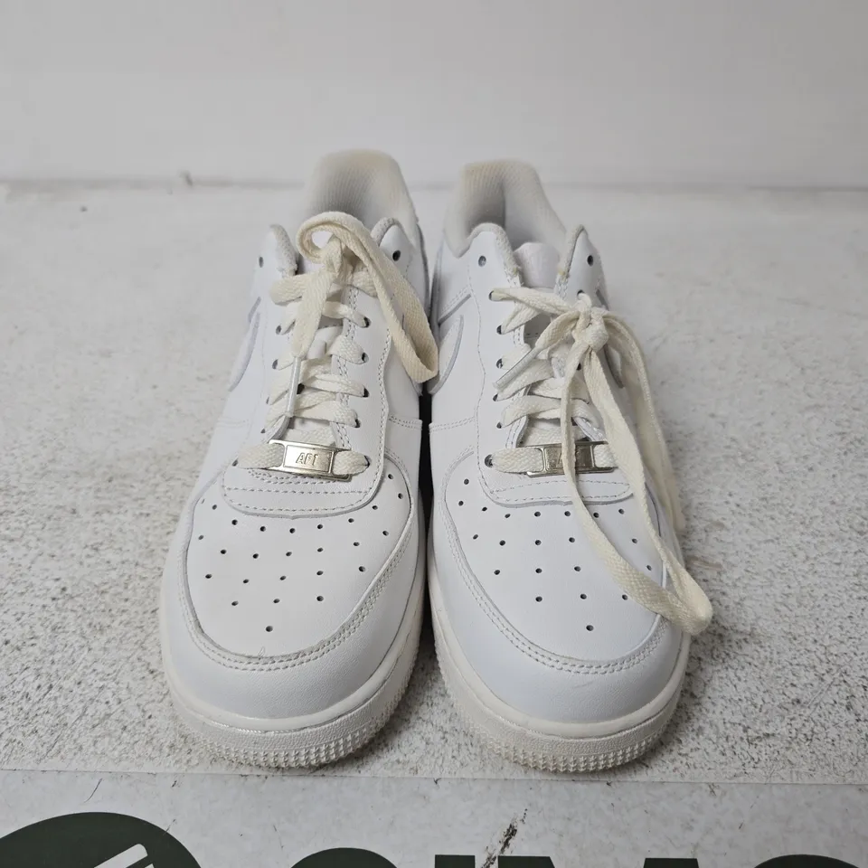 NIKE AIR FORCE 1 WHITE LEATHER SNEAKERS - SIZE 5.5