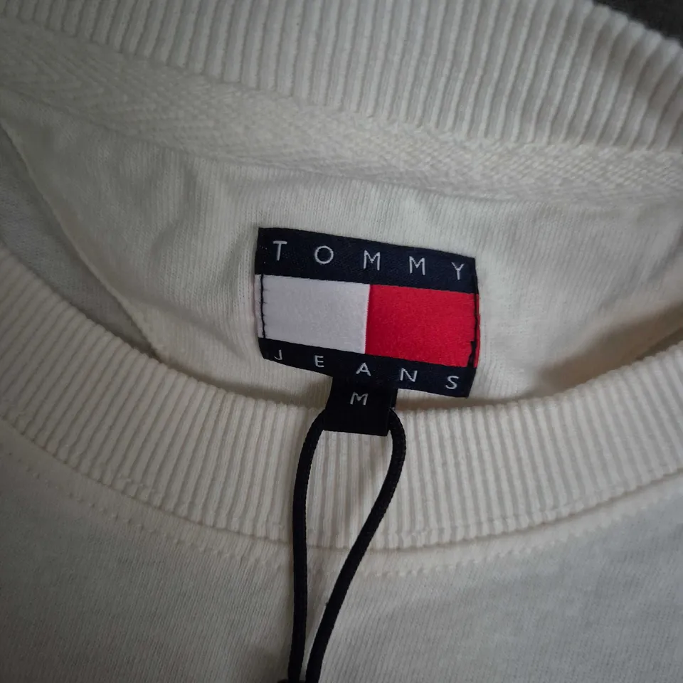 TOMMY JEANS GRAPHIC T-SHIRT – WHITE, SIZE M