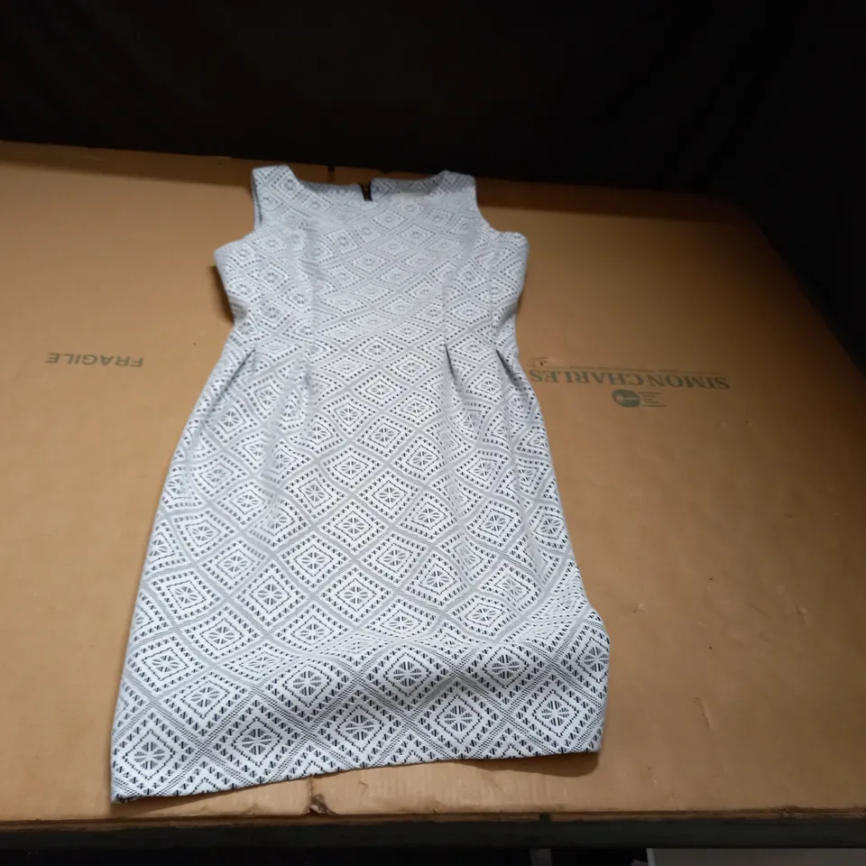 IN THE STYLE OF ALMARI WHITE/BLUE CHEQUARED SLEEVELES ZIP BACK DRESS SIZE 12