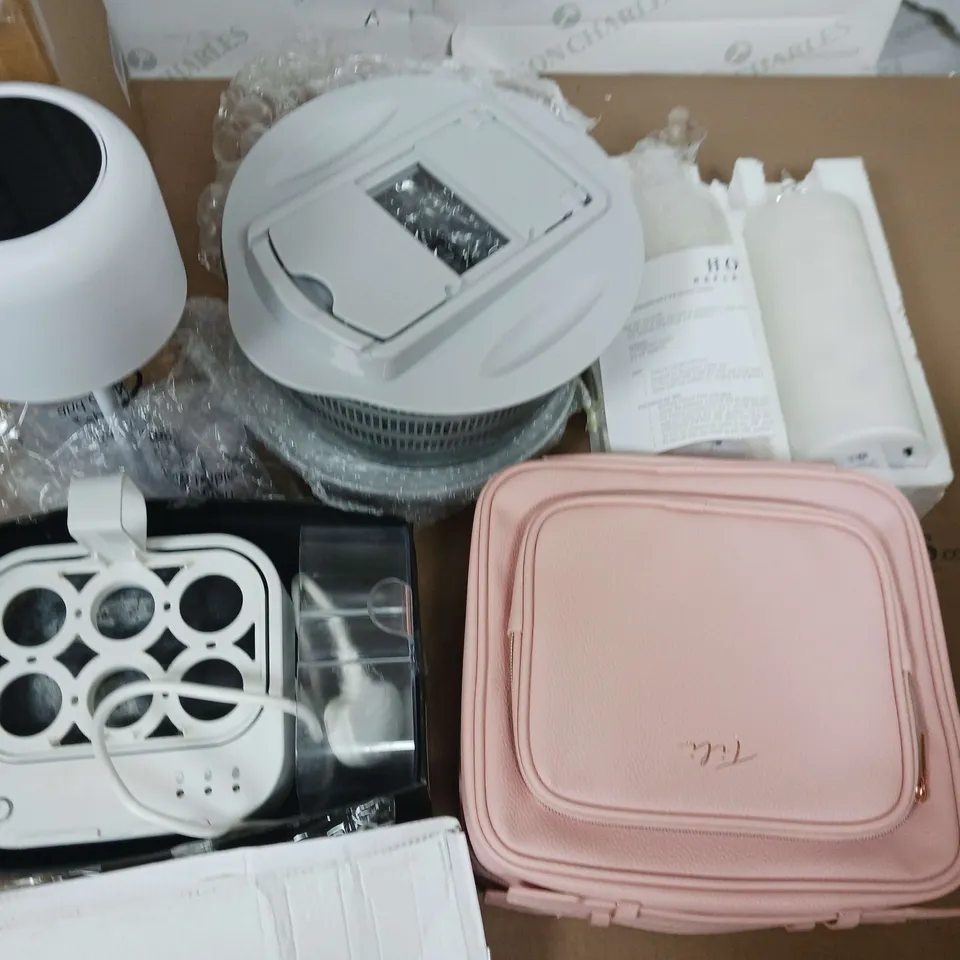 LOT OF 8 ASSORTED HOUSEHOLD ITEMS TO INCLUDE SOLAR LAMPS, TILI BAGS AND SALAD SPINNER