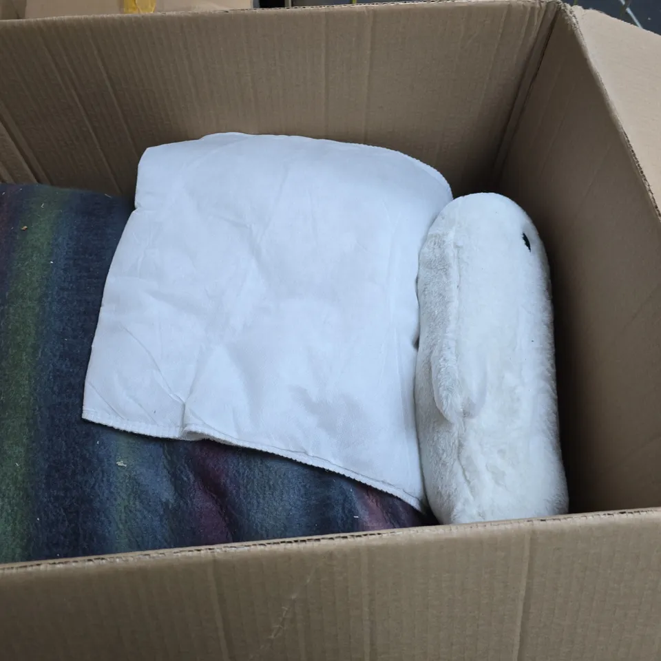 APPROXIMATELY 10 HOUSEHOLD ITEMS TO INCLUDE CUSHIONS, BABY SLEEPING BAG AND BEDDING