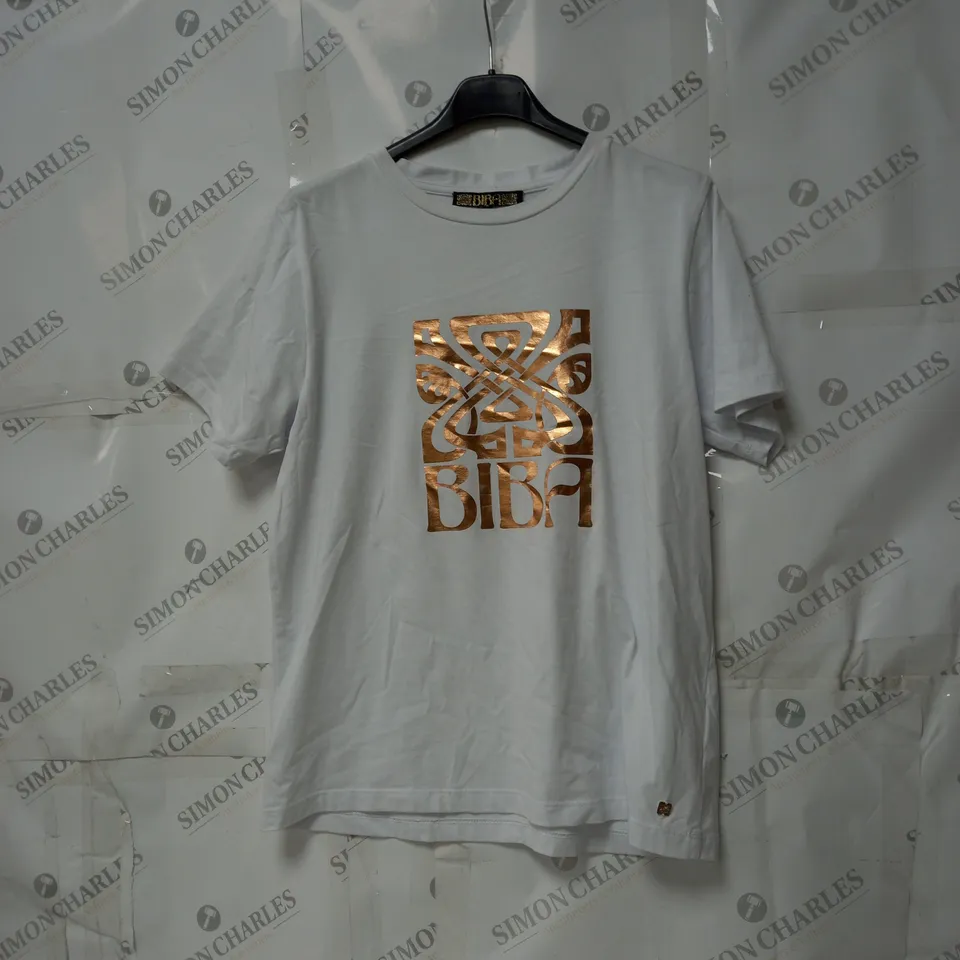 BOX OF ASSORTED CLOTHES APPROXIMATELY 13 TO INCLUDE JEANS, JUMPERS, T-SHIRTS ETC 