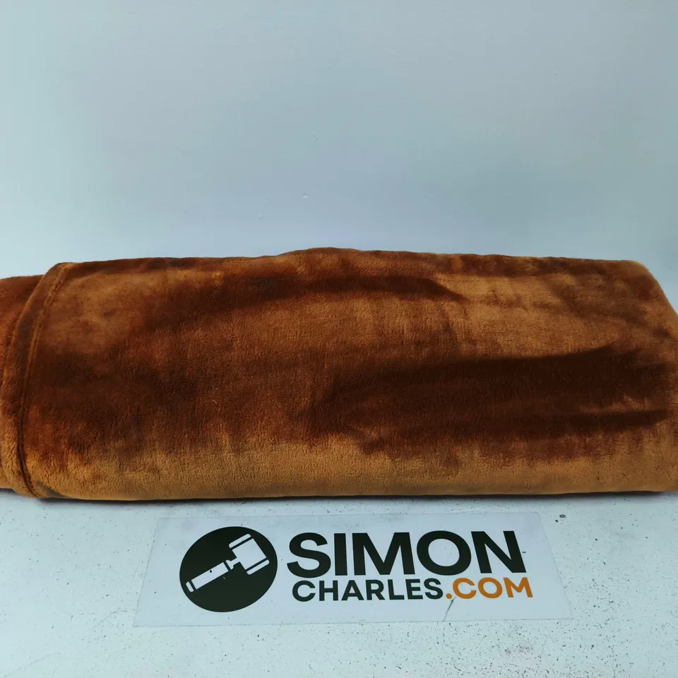 BOX OF APPROX 5 BROWN PLUSH THROW BLANKETS