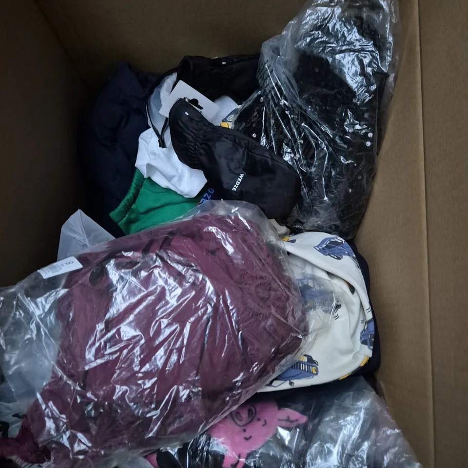 BOX OF APPROXIMATELY 30 ASSORTED KIDS CLOTHING ITEMS TO INCUDE - BAG, TOPS, SOCKS, ETC