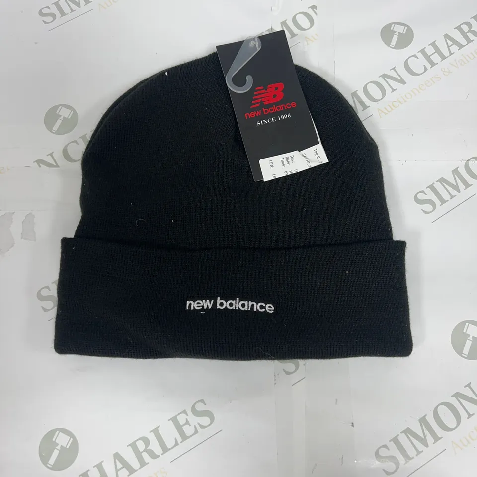 NEW BALANCE LOGO BEANIE IN BLACK