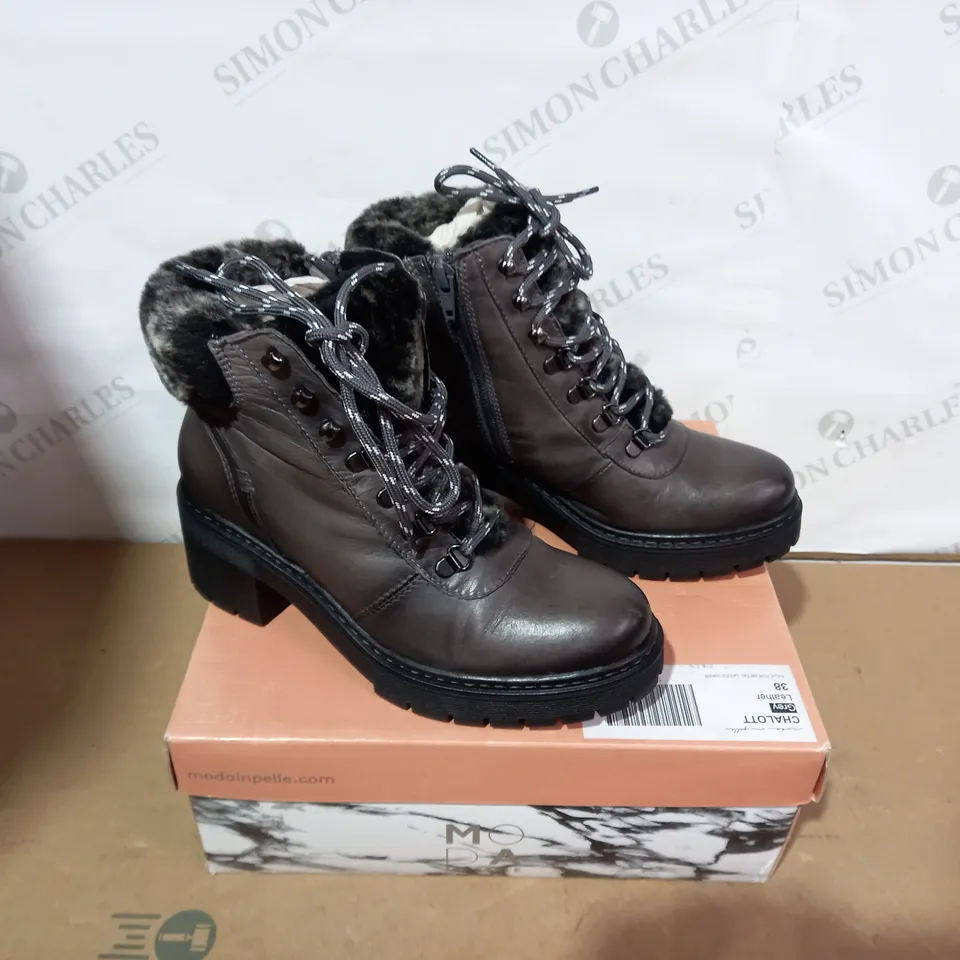 BOXED PAIR OF MODA IN PELLE BOOTS- SIZE 38