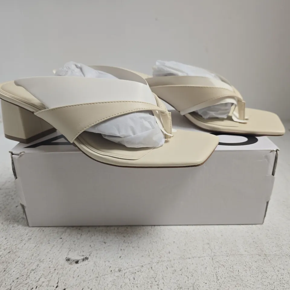 BOXED PAIR OF ALDO TOE-POST BLOCK HEEL SANDALS IN CREAM SIZE 8