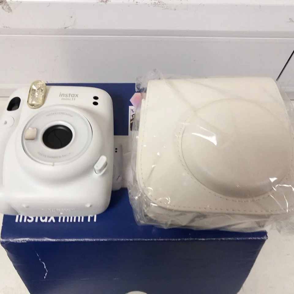 BOXED FUJIFILM INSTAX MINI 11 ICE-WHITE BUNDLE 