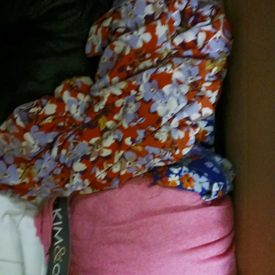 BOX OF APPROXIMATELY 10 ASSORTED CLOTHING AND FASHION ITEMS IN VARIOUS STYLES, SIZES, AND COLOURS / COLLECTION ONLY 