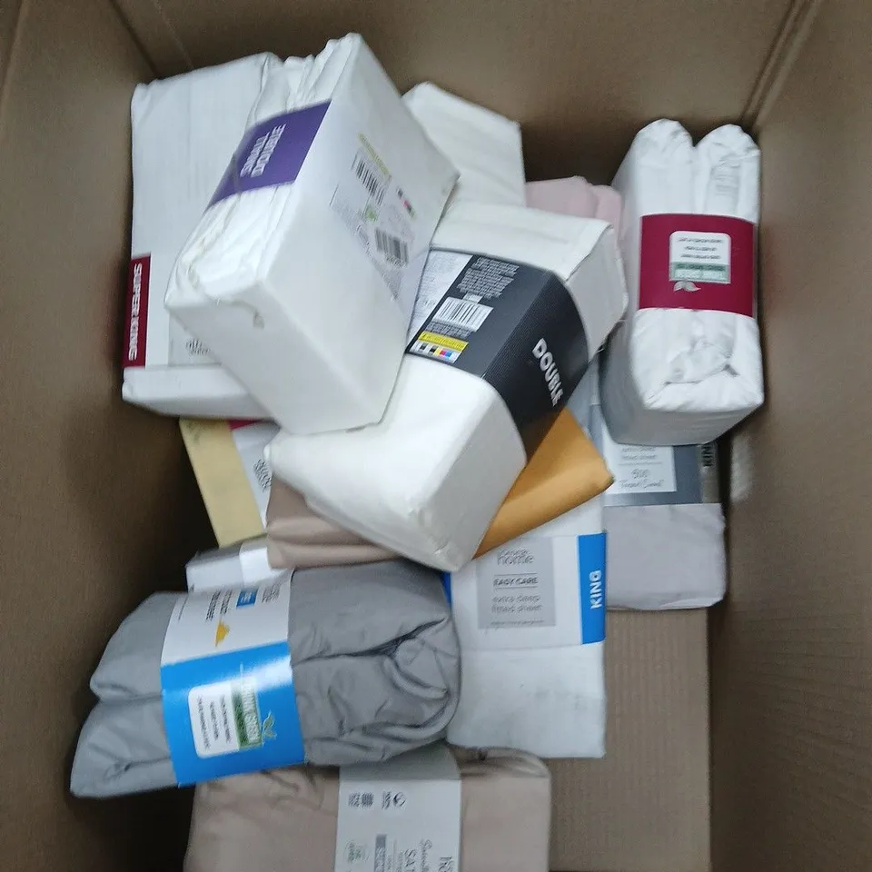 BOX OF APPROXIMATELY 10 ASSORTED BEDDING & SOFT FABRICS ITEMS TO INCLUDE - DUVET SETS - FITTED SHEETS - ETC
