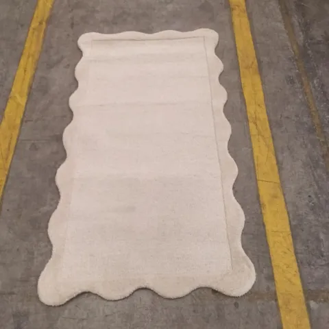 CREAM RUG RUNNER WITH SCALLOPED EDGES APPROXIMATELY 144 CM X 75 CM