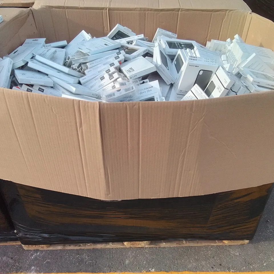 PALLET CONTAINING A LARGE QUANTITY OF ASSORTED BRAND NEW MOBILE PHONE CASES