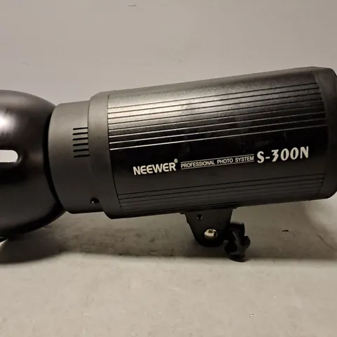 BOXED NEEWER PROFESSIONAL PHOTO SYSTEM LIGHT S-300N