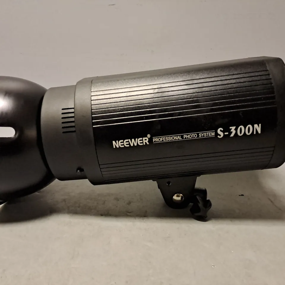 BOXED NEEWER PROFESSIONAL PHOTO SYSTEM LIGHT S-300N