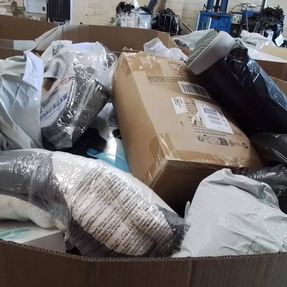 PALLET CONTAINING A LARGE QUANTITY OF PILLOWS 