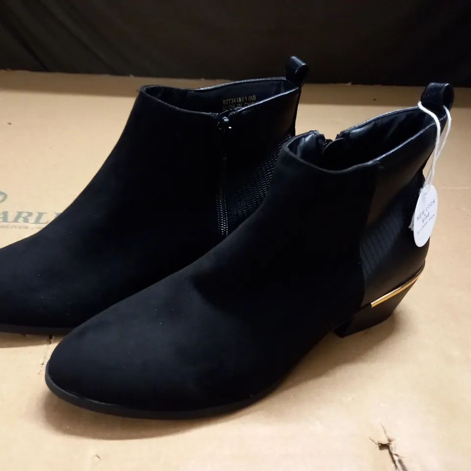 PAIR OF NEW LOOK BLACK SIDE ZIP BOOTS - UK 6