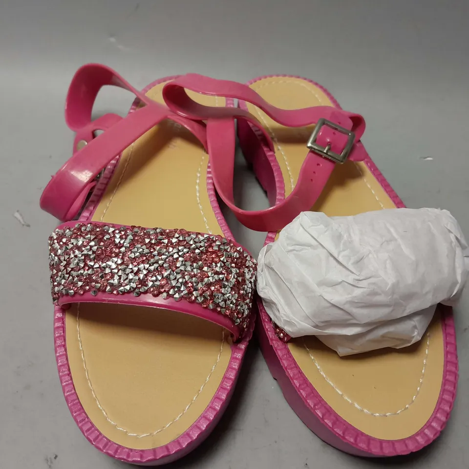 APPROXIMATELY 14 SAVANNAH COLLECTION OPEN TOE SANDALS IN PINK IN VARIOUS SIZES