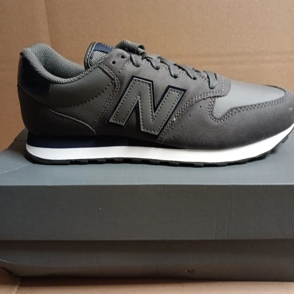 BOXED PAIR OF NEW BALANCE 500 TRAINERS – GREY/CHARCOAL, UK 7