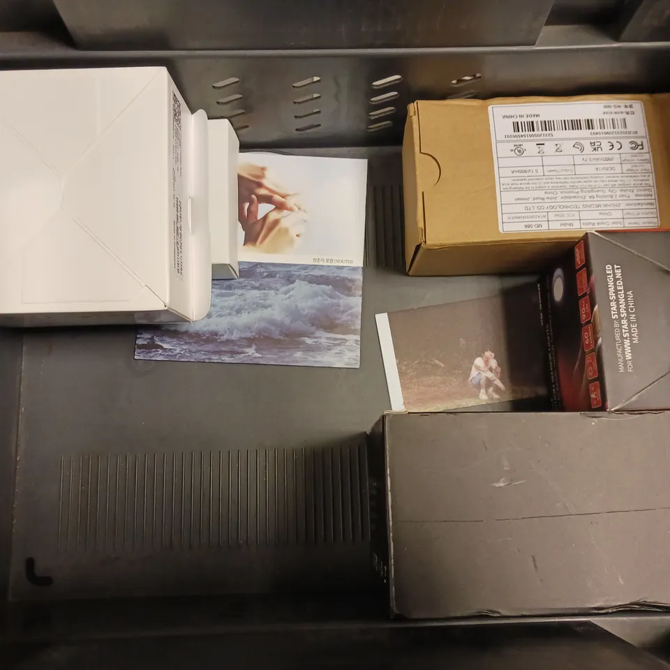 BOX OF APPROXIMATELY 8 ASSORTED ITEMS TO INCLUDE - SCANDISCENTS HALO HOME DIFFUSER , 3 PACK MOTION SENSOR LIGHTS , FAN LED DIGITAL DISPLAY FAN ETC