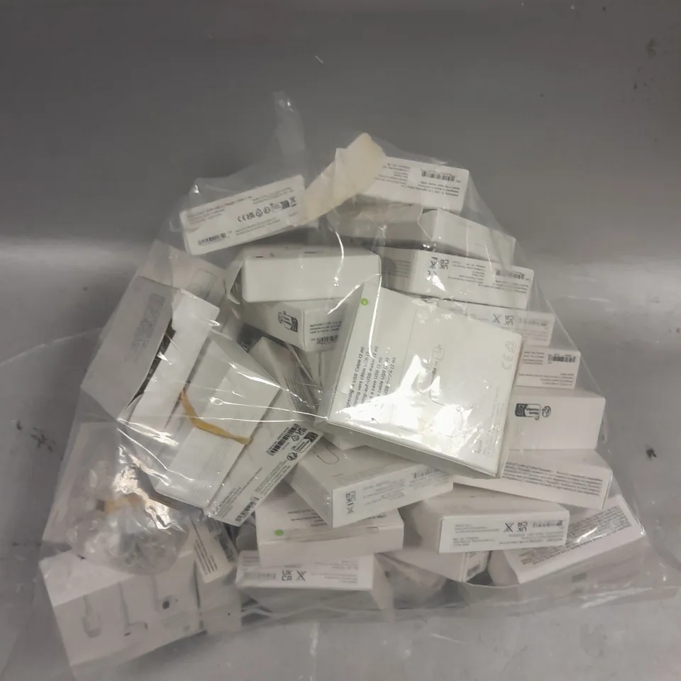APPROXIMATELY 30 APPLE CABLE ACCESSORIES TO INCLUDE CHARGING CABLES & EARPHONES	
