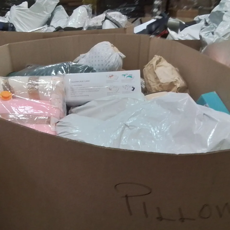 PALLET CONTAINING A LARGE QUANTITY OF PILLOWS 