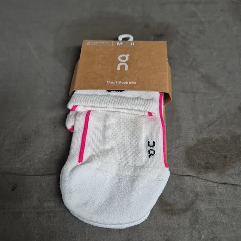 ON COURT SOCK MID – WHITE WITH PINK TRIM, SIZE M