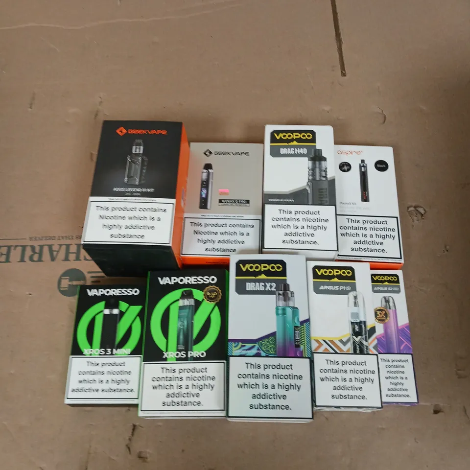 APPROXIMATELY 20 VAPES, E-CIGARETTES & ACCESSORIES TO INCLUDE - VOOPOO DRAG H40 - VAPORESSO XROS PRO - GEEKVAPE WENAX Q PRO - ETC