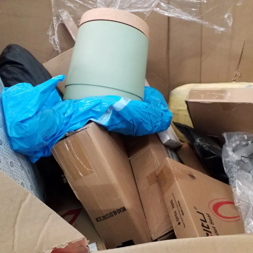 PALLET OF ASSORTED PRODUCTS INCLUDING TOILET SEAT, PET CARRIER, PLUNGER, FLOOR MAT, RETRACTABLE BABY GATE, KNIFE BLOCK