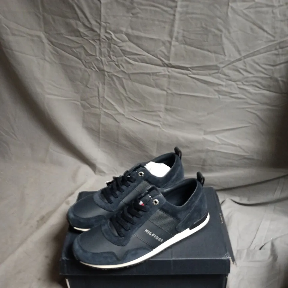 TOMMY HILFIGER MIDNIGHT LEATHER-SUEDE RUNNER SNEAKERS – UK9 (EU43)