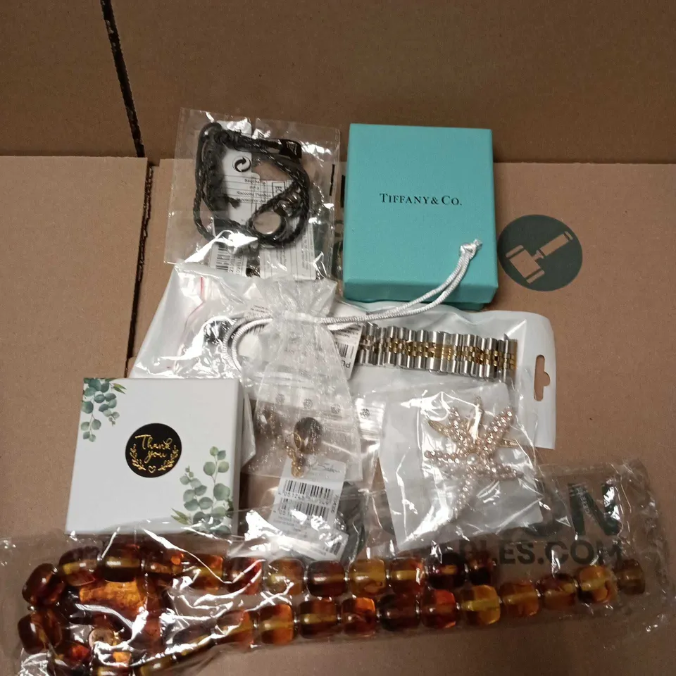 APPROXIMATELY 15 ASSORTED JEWELLERY ITEMS TO INCLUDE BRANDS SUCH AS THOMAS SABO, TIFFANY & CO, IN THE HEATHER, ETC