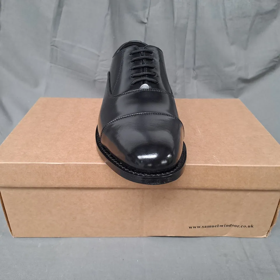 BOXED PAIR OF SAMUEL WINDSOR SHOES IN BLACK UK SIZE 9