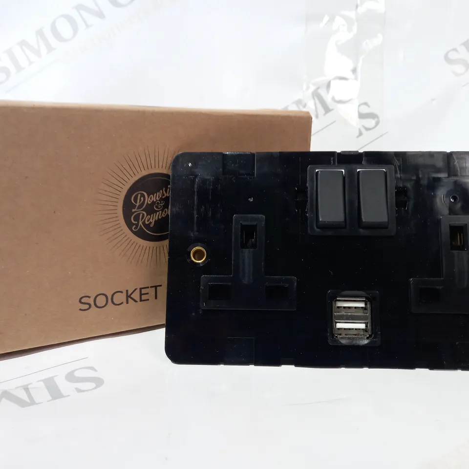 BOXED DOWSING & REYNOLDS 2 GANG WALL SOCKET WITH USB