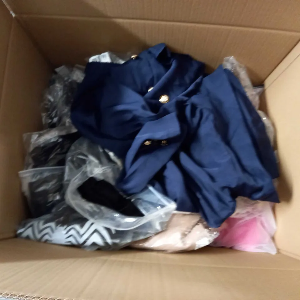 LARGE QUANTITY OF CLOTHING ITEMS TO INCLUDE DRESSES, SWEATERS, JEANS, T-SHIRTS, ETC