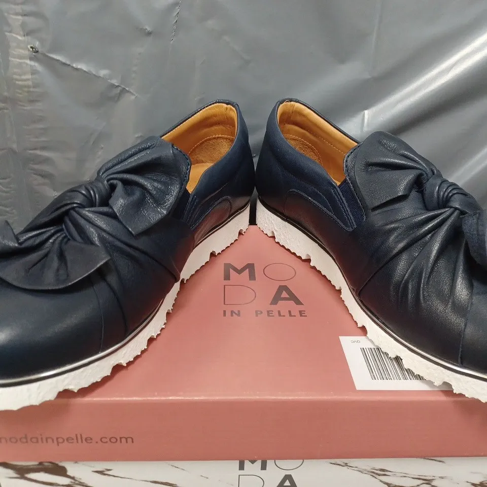 BOXED MODA IN PELLE ANETTE LEATHER BOW TWIST UPPER WITH FLEX SOLE TRAINERS IN NAVY - SIZE 39