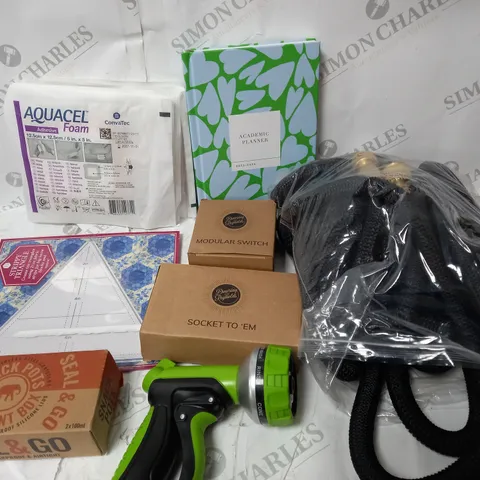 APPROXIMATELY 7 HOUSEHOLD ITEMS INCLUDING HOSE PIPE AND NOZZEL, ACADEMIC PLANNER, STRIPPY TRIANGLE