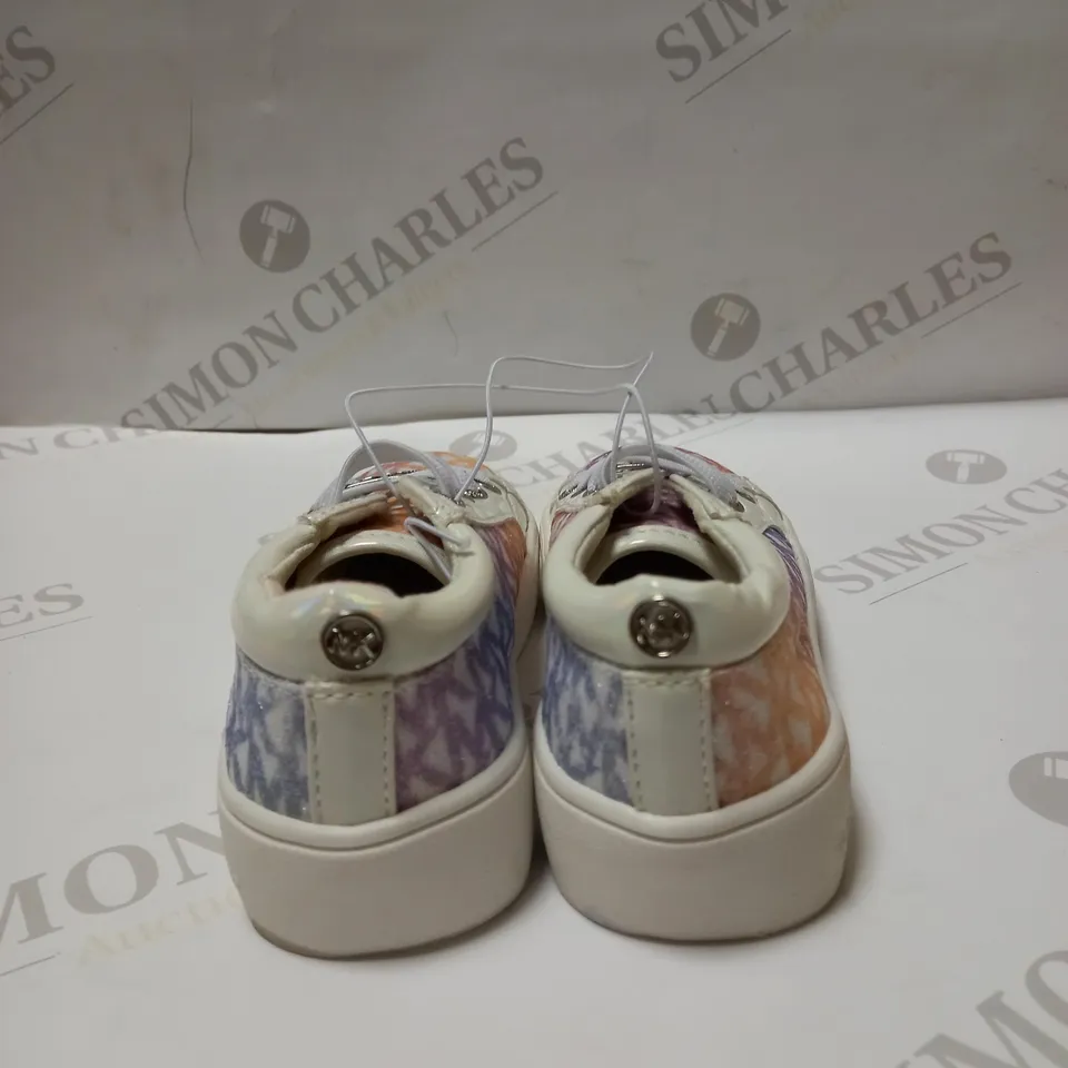 PAIR OF INFAINT MICHAEL KORS SHOES SIZE 6 AND HALF