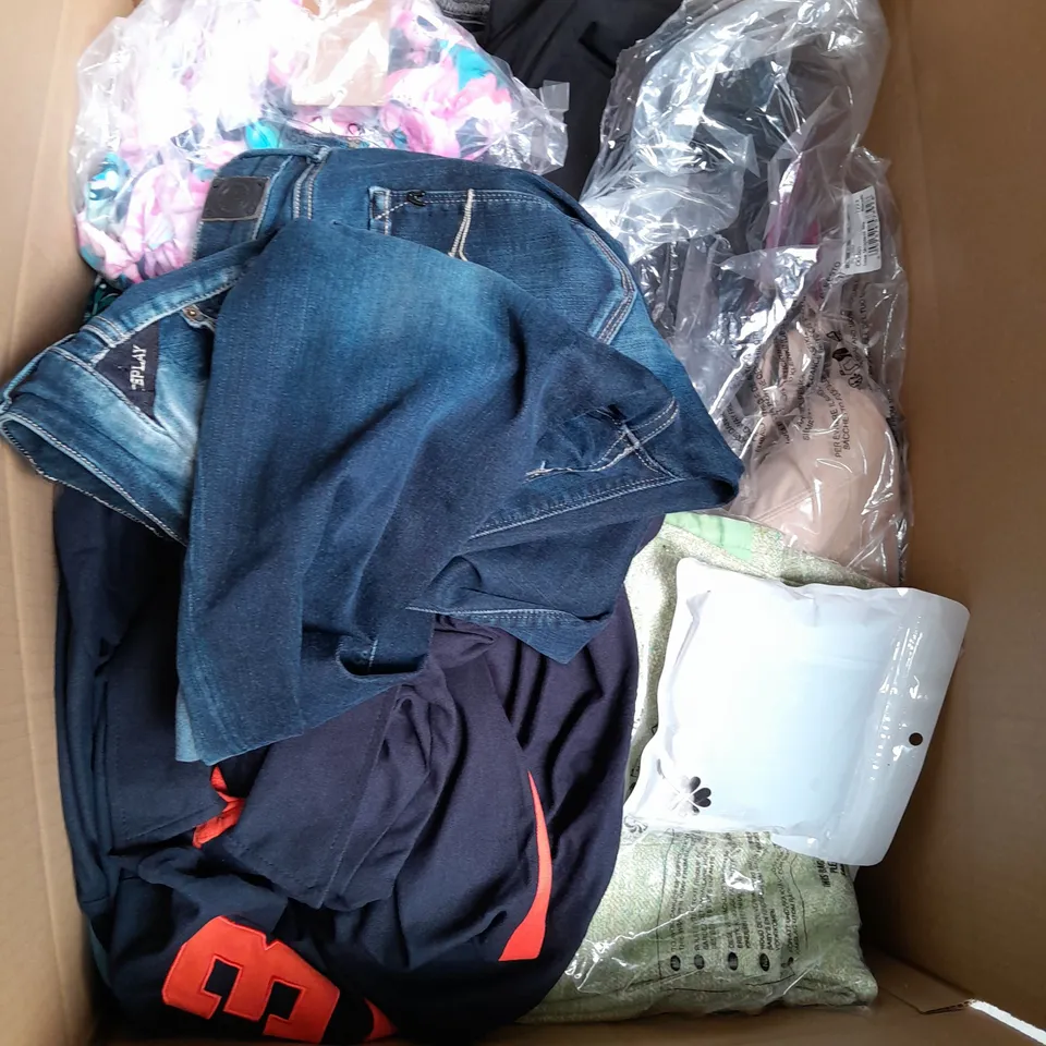 BOX OF APPROXIMATELY 25 ASSORTED CLOTHING ITEMS TO INCLUDE - T-SHIRT , TROUSERS , JEANS , ETC 
