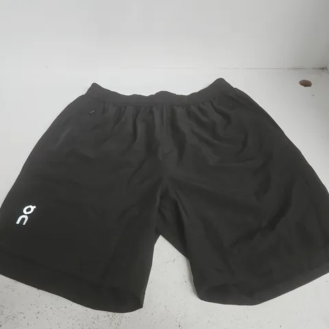ON RUNNING MEN'S BLACK TRAINING SHORTS – UK L (ORIGINAL: L)
